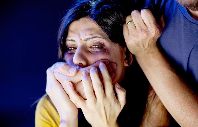 Стравично породично насиље у Италији: Србин (19) претукао жену, док ју је шутирао и шамарао, говорио јој да ће је научити памети